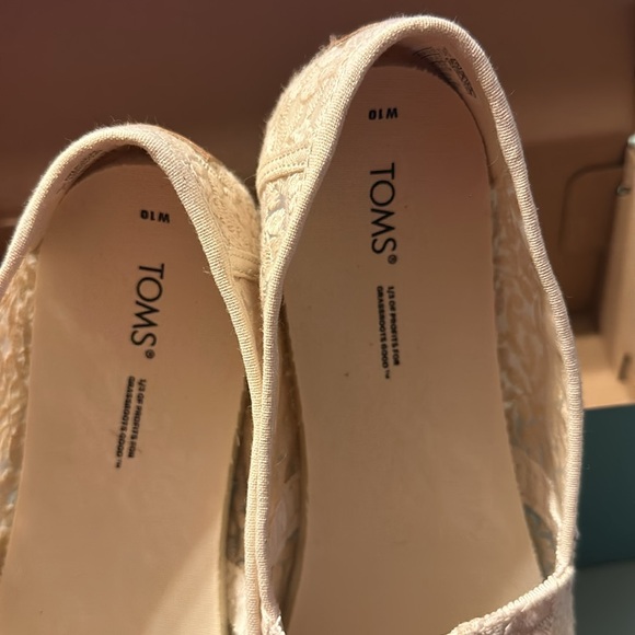 Women’s Size 10 Lace Toms - Picture 5 of 5